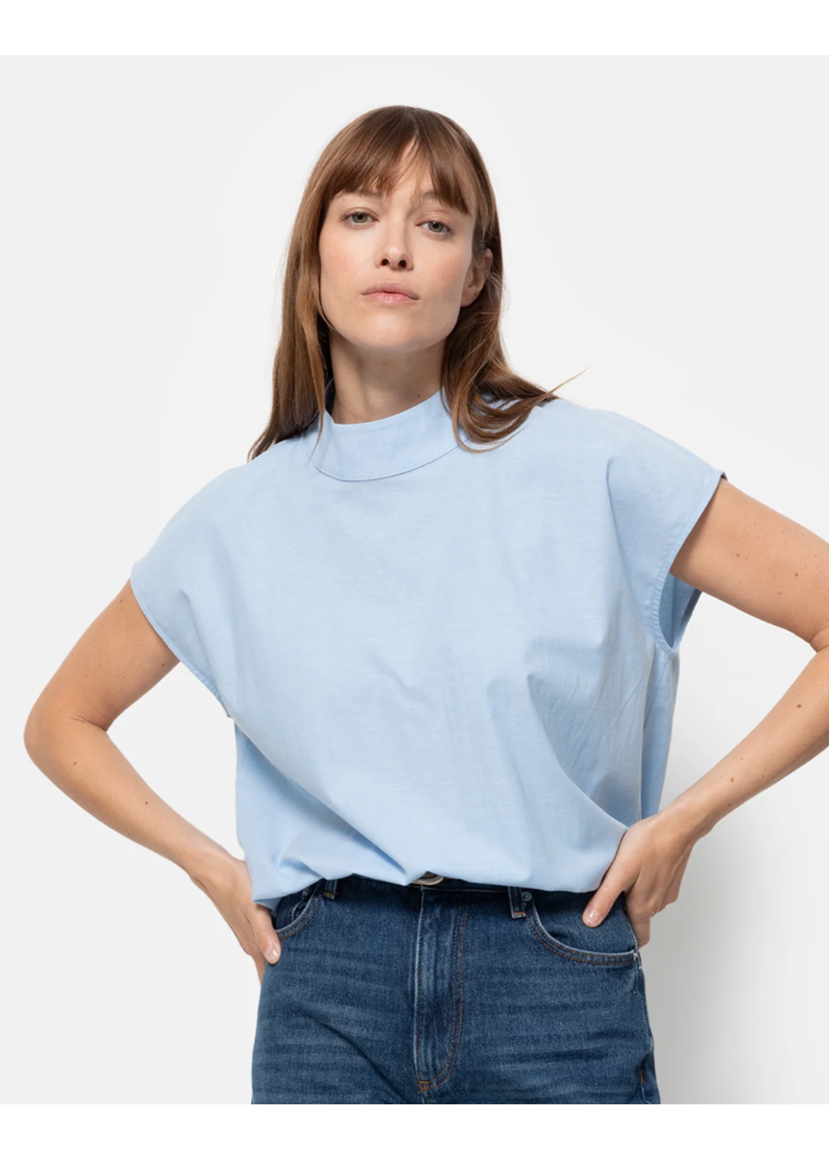 SLEEVELESS BLOUSE
