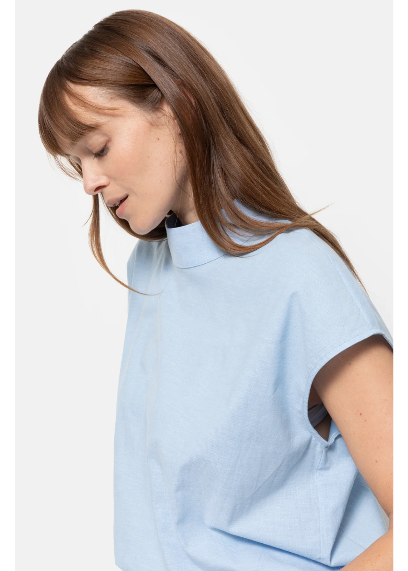 SLEEVELESS BLOUSE