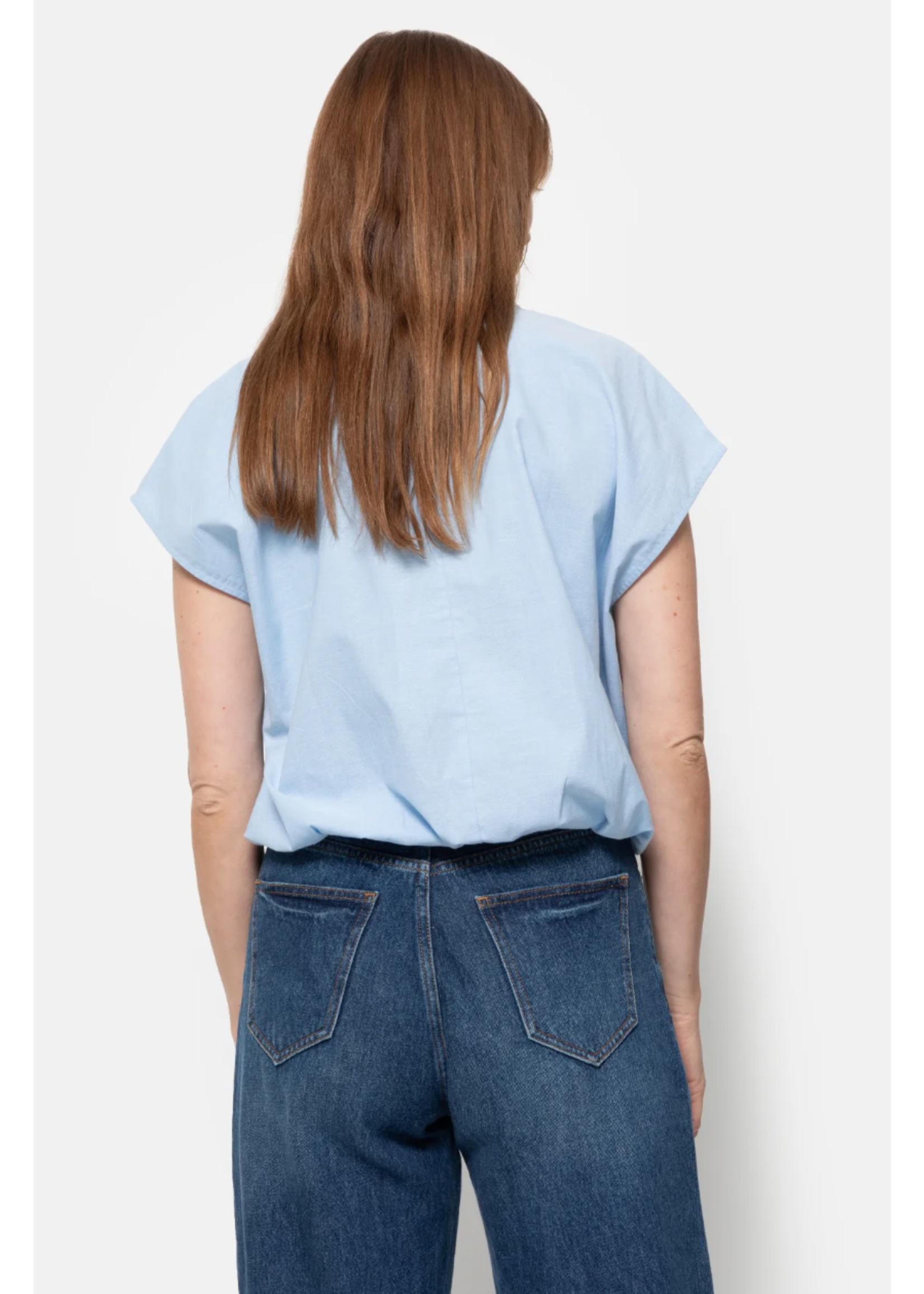 SLEEVELESS BLOUSE