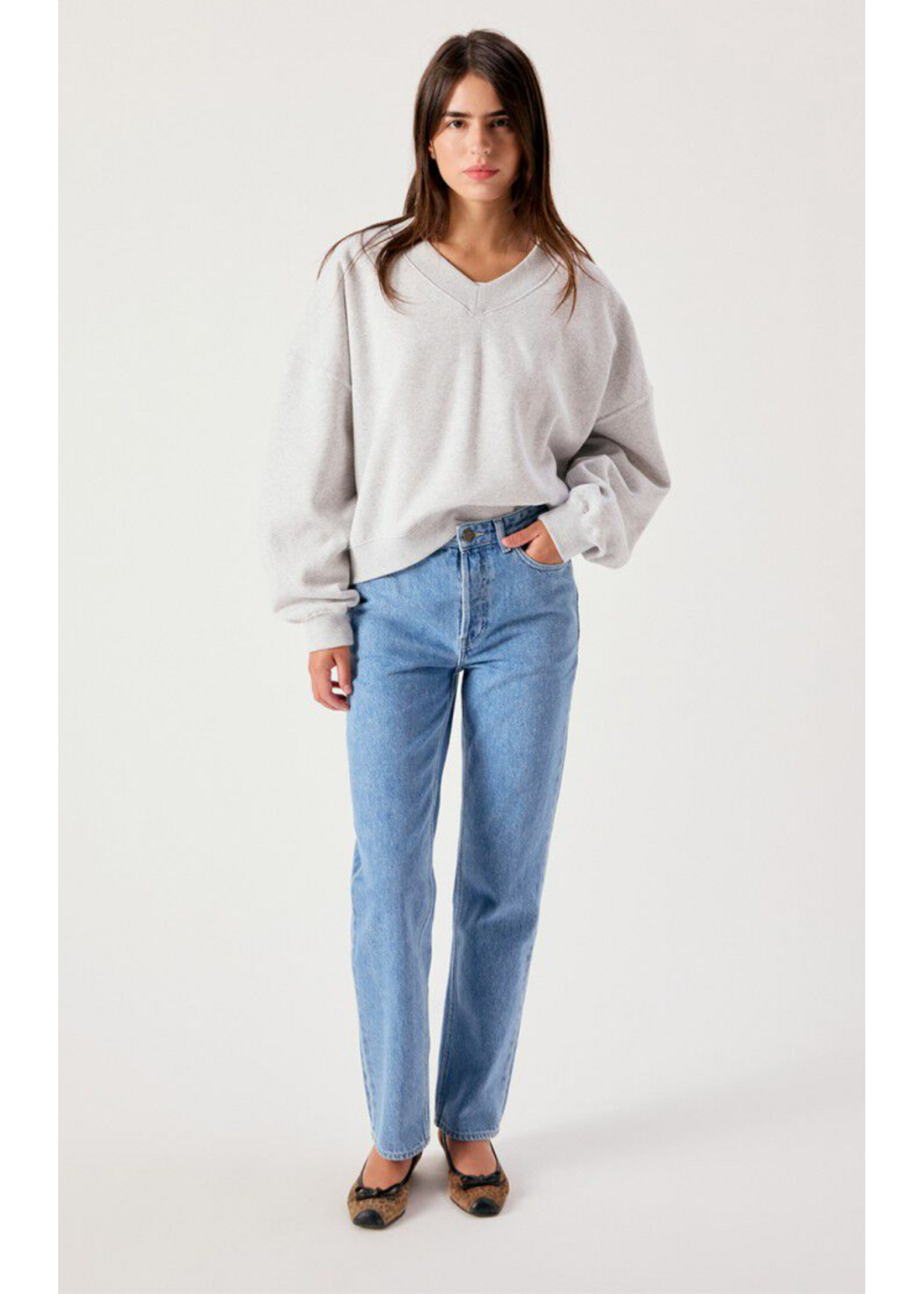 V-NECK SWEATSHIRT