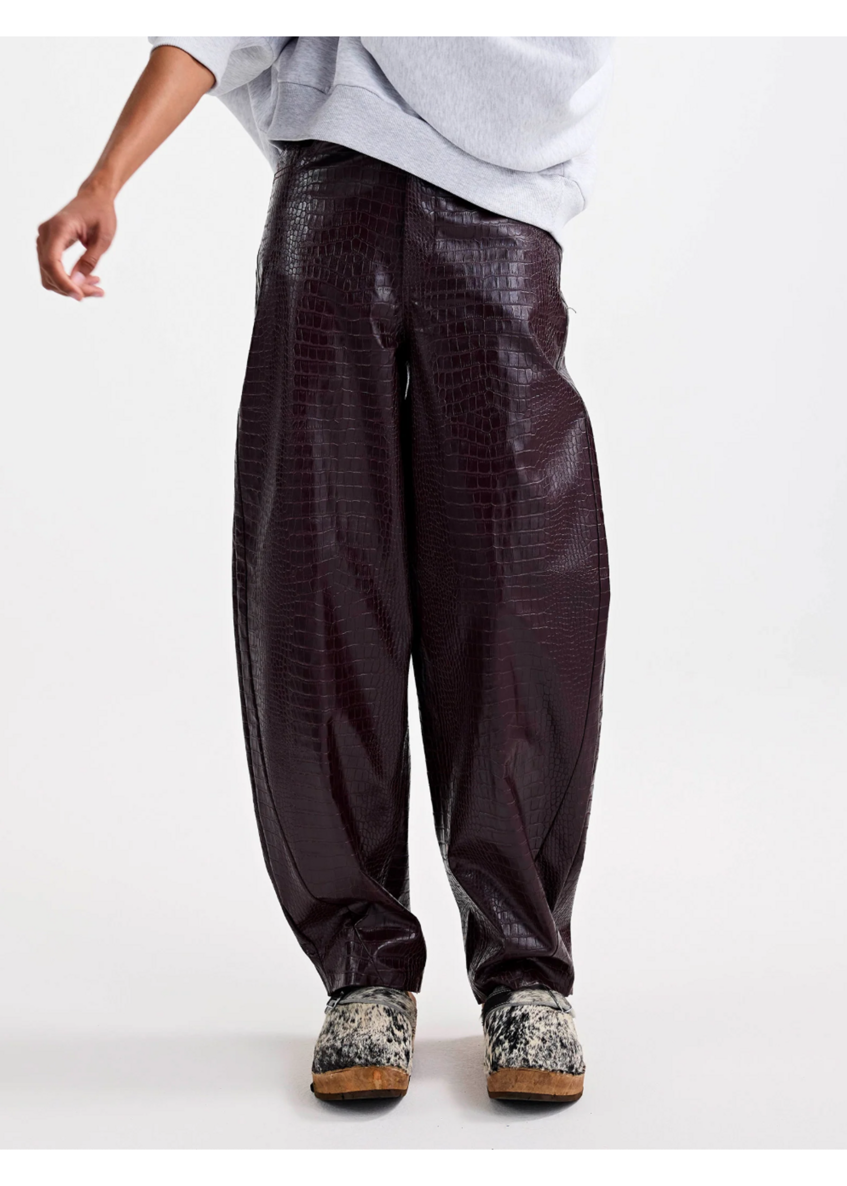 FAUX LEATHER BALLOON PANTS