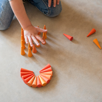 Grapat Grapat Houten speelgoed - Loose parts: Houten kegels oranje, 36st. (Mandala orange cone)