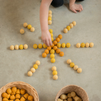 Grapat Grapat Houten speelgoed - Loose parts: Houten honingraten geel, 36st. (Mandala Yellow Honeycombs)