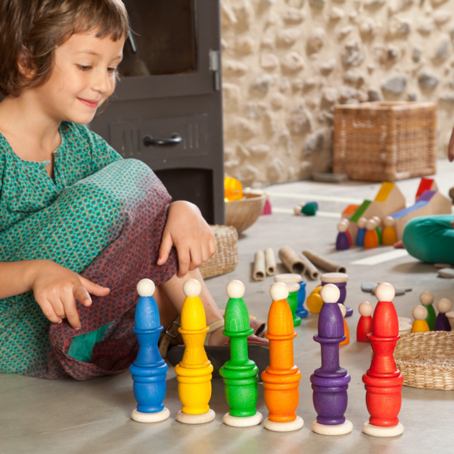 Grapat Grapat Houten speelgoed - Houten poppetjes met bakjes en schijven, 6 sets (Nins, grounds and coins)