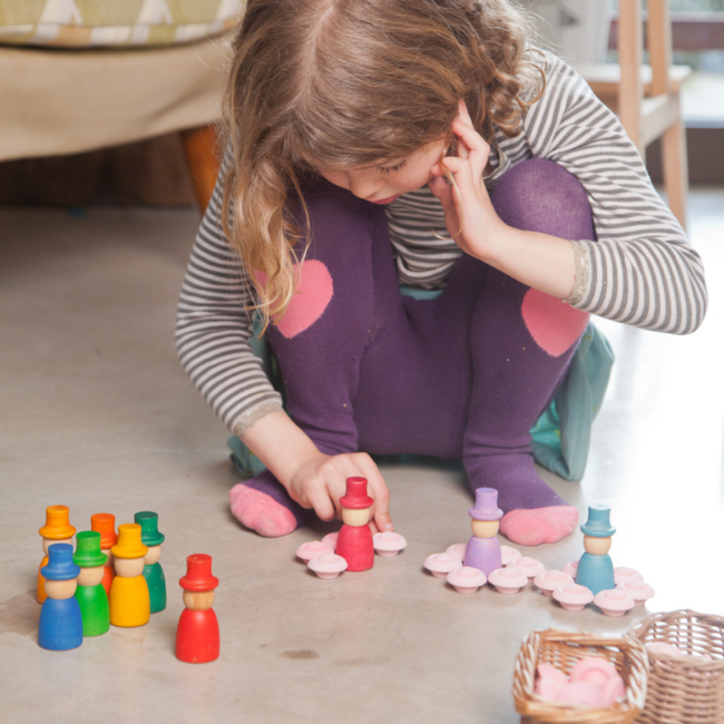 Grapat Houten tovenaars poppetjes gekleurd, 12st.  (Wizards; Nins with hat)