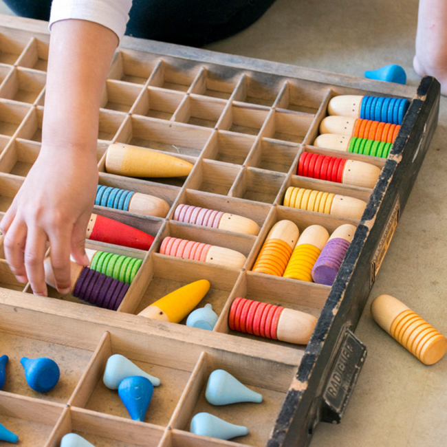 Grapat Houten poppetjes 'Brots' gekleurd, 18st. (Brots)