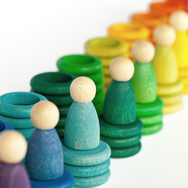 Grapat Houten poppetjes, munten en ringen gekleurd (Nins Carla)