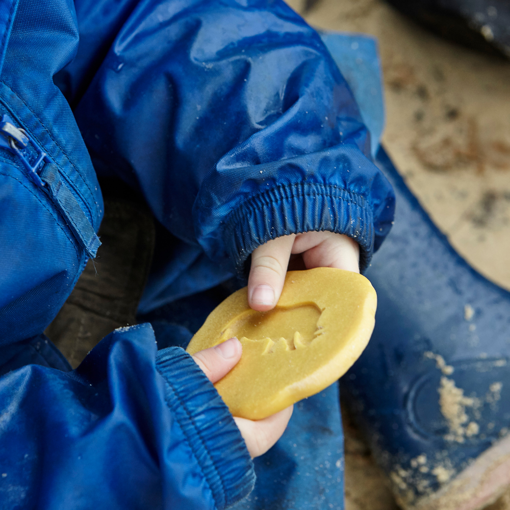 Yellow Door Fossiel stenen voetafdrukken safaridieren - Blik op Hout