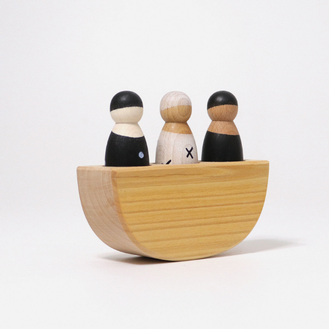Grimms Houten speelgoed - 3 poppetjes in boot, (three in a boat monochrome) - Blik op Hout
