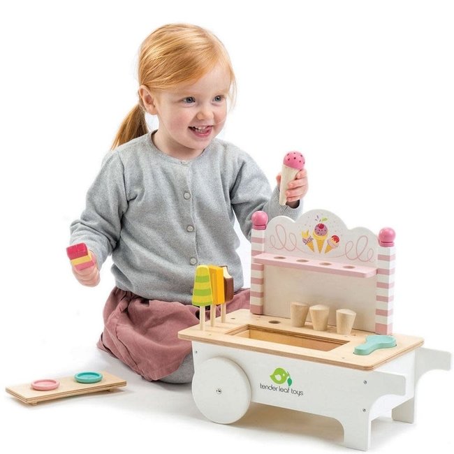 Tender Leaf Playing: IJSKARRETJE 37,5x19,3x31cm, duwkar met afneembaar deksel, met 4 ijslollies, 4 hoorntjes, 4 bolletjes ijs met magneten en ijsschep, in hout, in doos 19,8x14,2x38,5cm, 3+