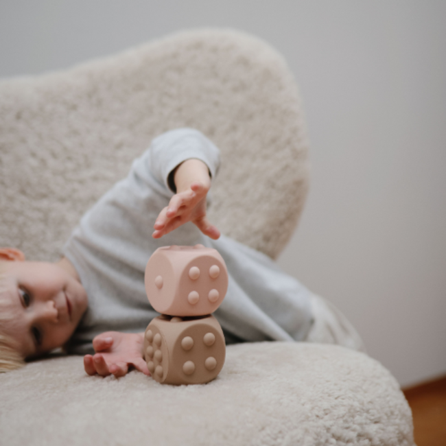 Mushie Babyspeelgoed - Siliconen dobbelsteen, set van 2 Blush/Shifting Sands