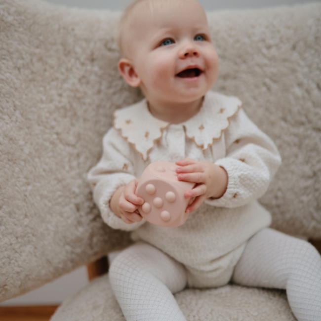 Mushie Babyspeelgoed - Siliconen dobbelsteen, set van 2 Blush/Shifting Sands
