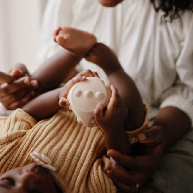 Mushie Babyspeelgoed - Siliconen dobbelsteen, set van 2 Blush/Shifting Sands