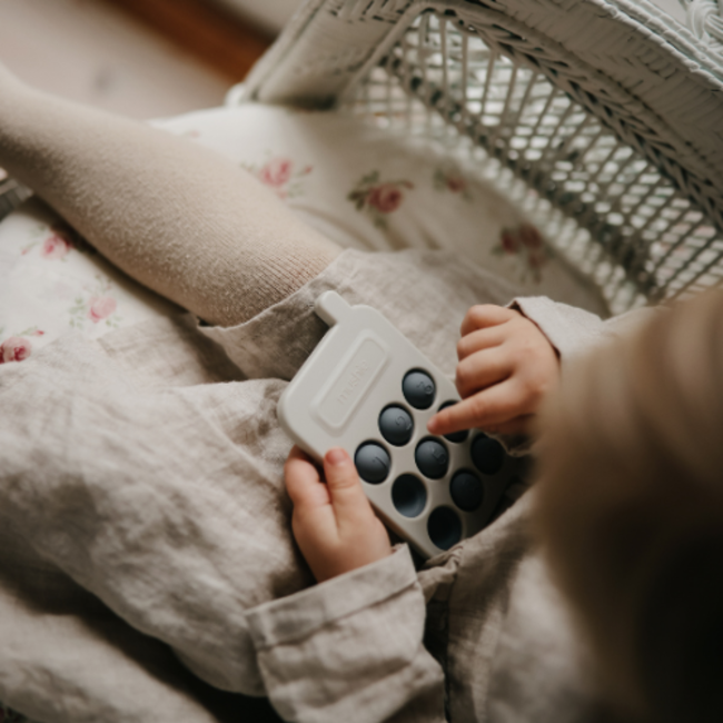 Mushie Babyspeelgoed - Bijtfiguur telefoon Cambridge blue