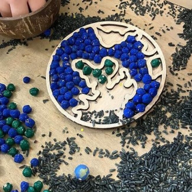 Hippe Hoeken Sensomotorisch speelgoed, Houten Versiervorm Aarde (14x14cm)