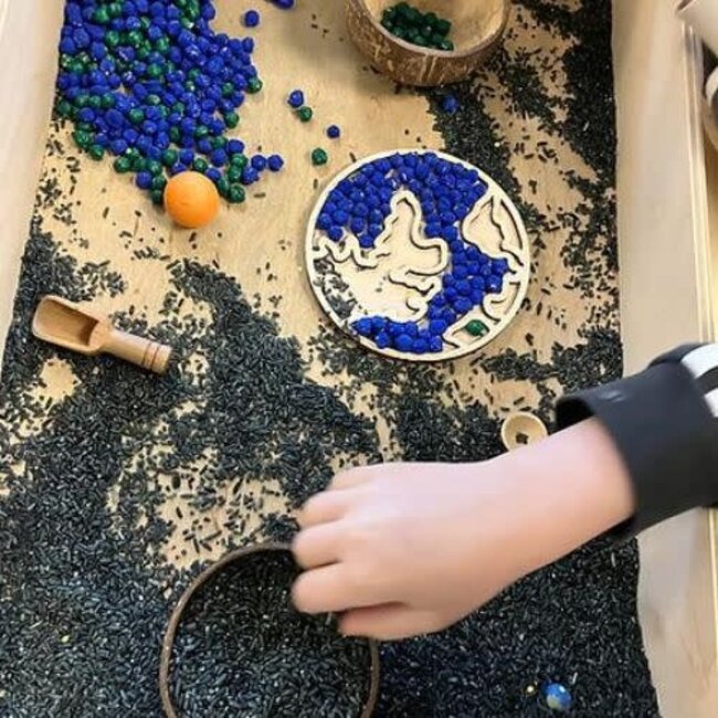 Hippe Hoeken Sensomotorisch speelgoed, Houten Versiervorm Aarde (14x14cm)