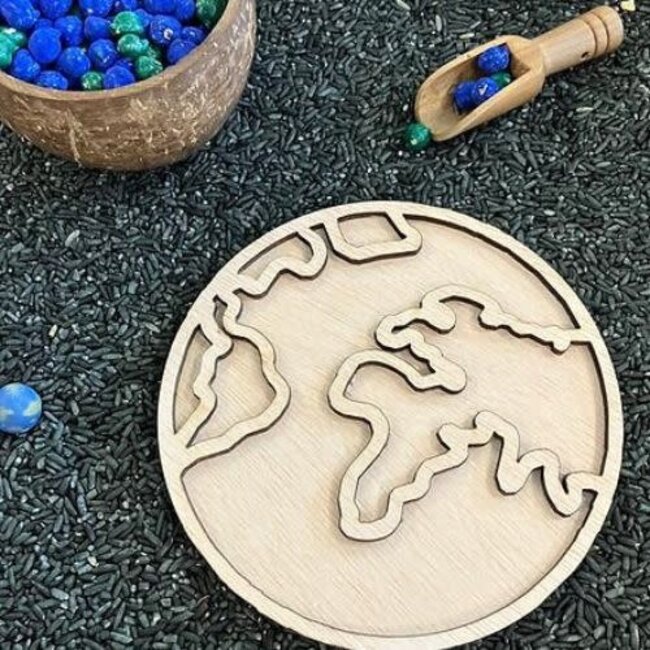 Hippe Hoeken Sensomotorisch speelgoed, Houten Versiervorm Aarde (14x14cm)