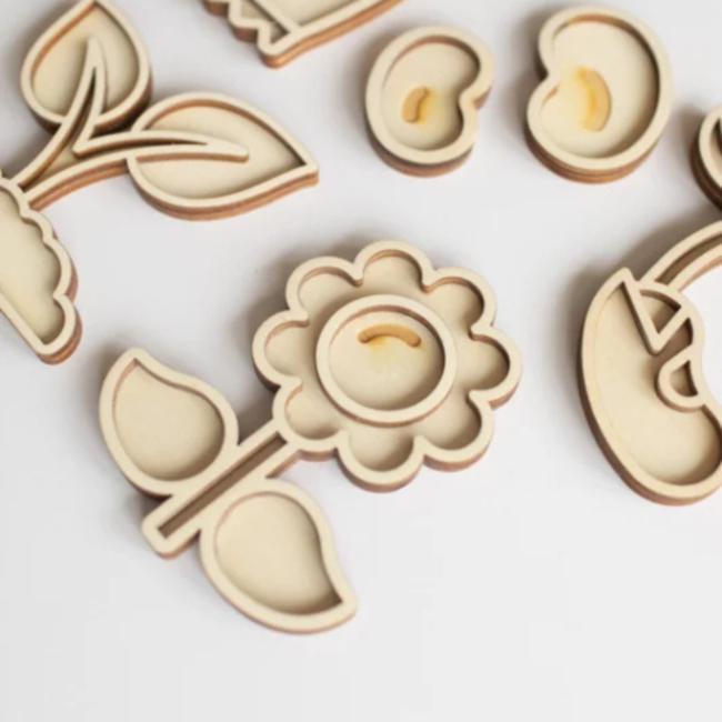 Studio de Rijk Studio de Rijk, Houten speeltray (vulvorm) - Van zaadje tot bloem