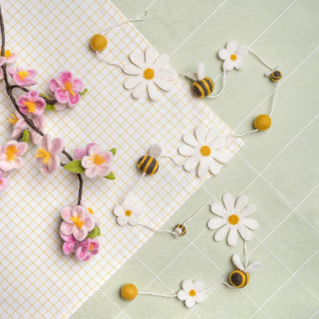 Sjaal met Verhaal Viltslinger - Bij met Margrietjes