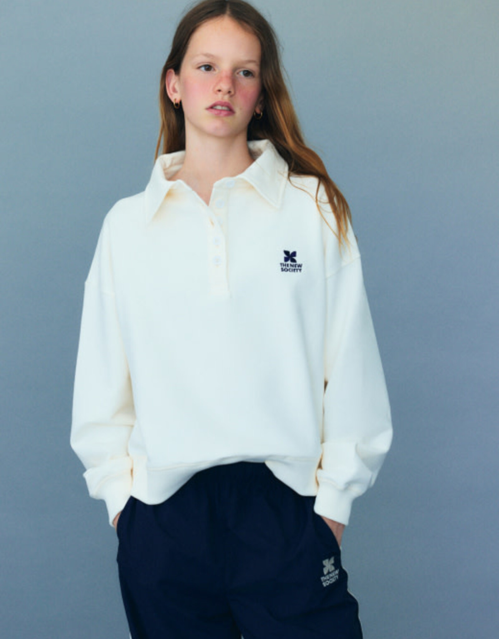 THE NEW SOCIETY THE NEW SOCIETY TNS logo teen polo ecru