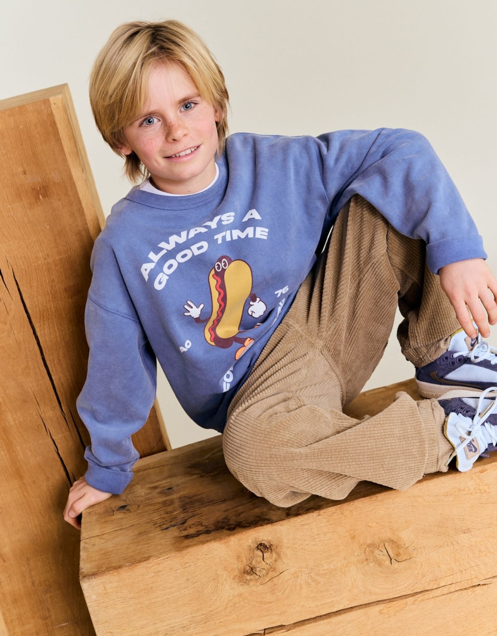 AMERICAN OUTFITTERS Ao76 Oscar sweater hot dog