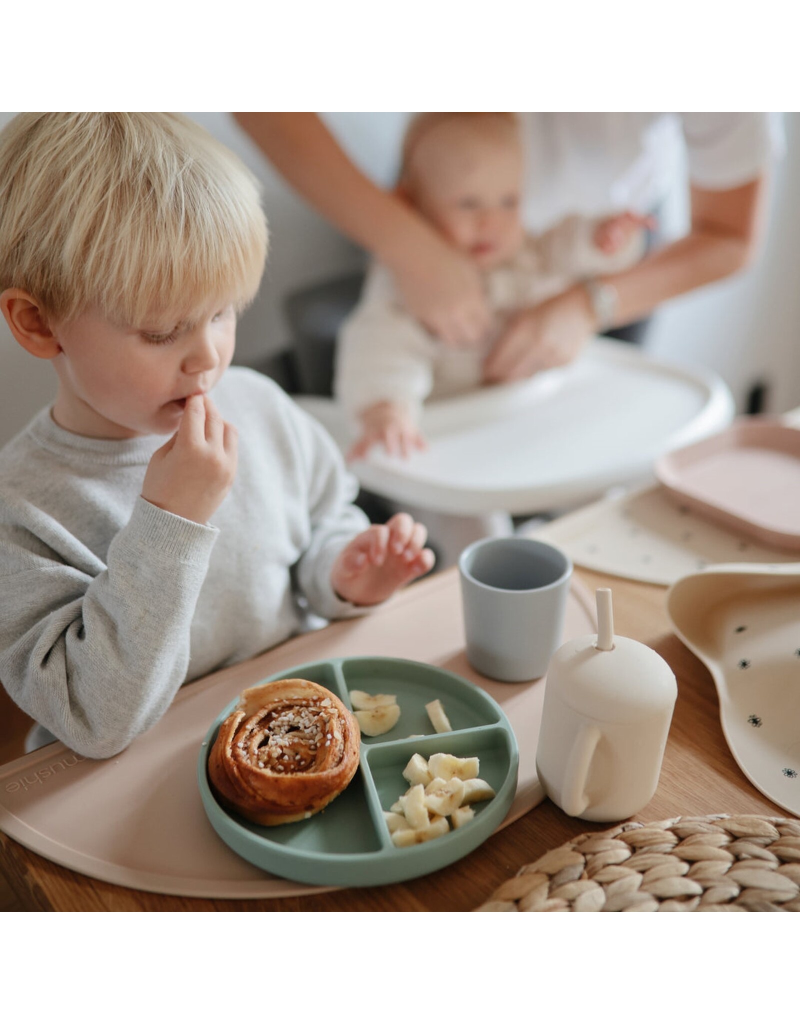 Mushie Assiette à compartiments en silicone + ventouse - Cambridge Blue