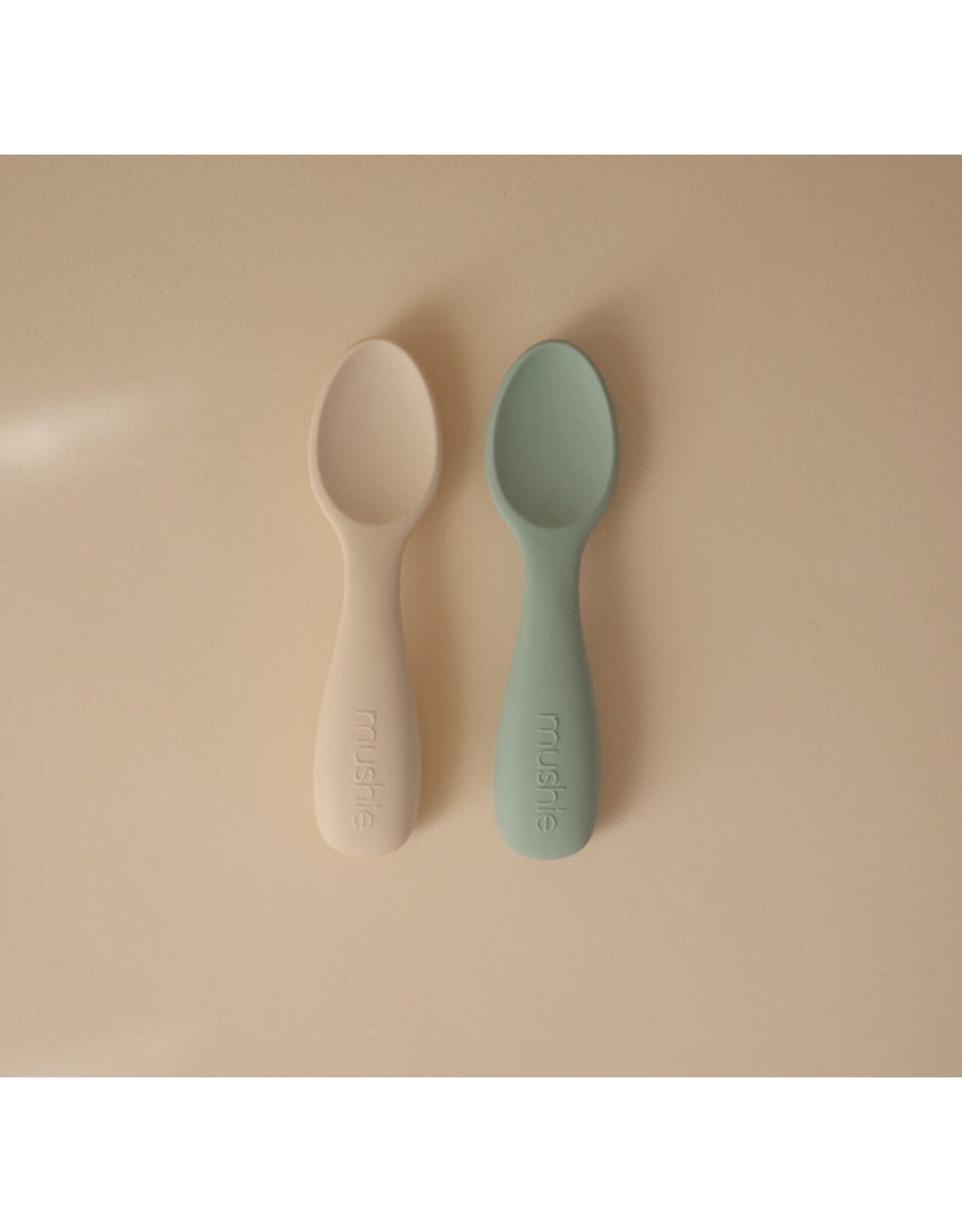 Mushie Set 2 cuillères Starter en silicone  -  Cambridge blue / Shifting Sand