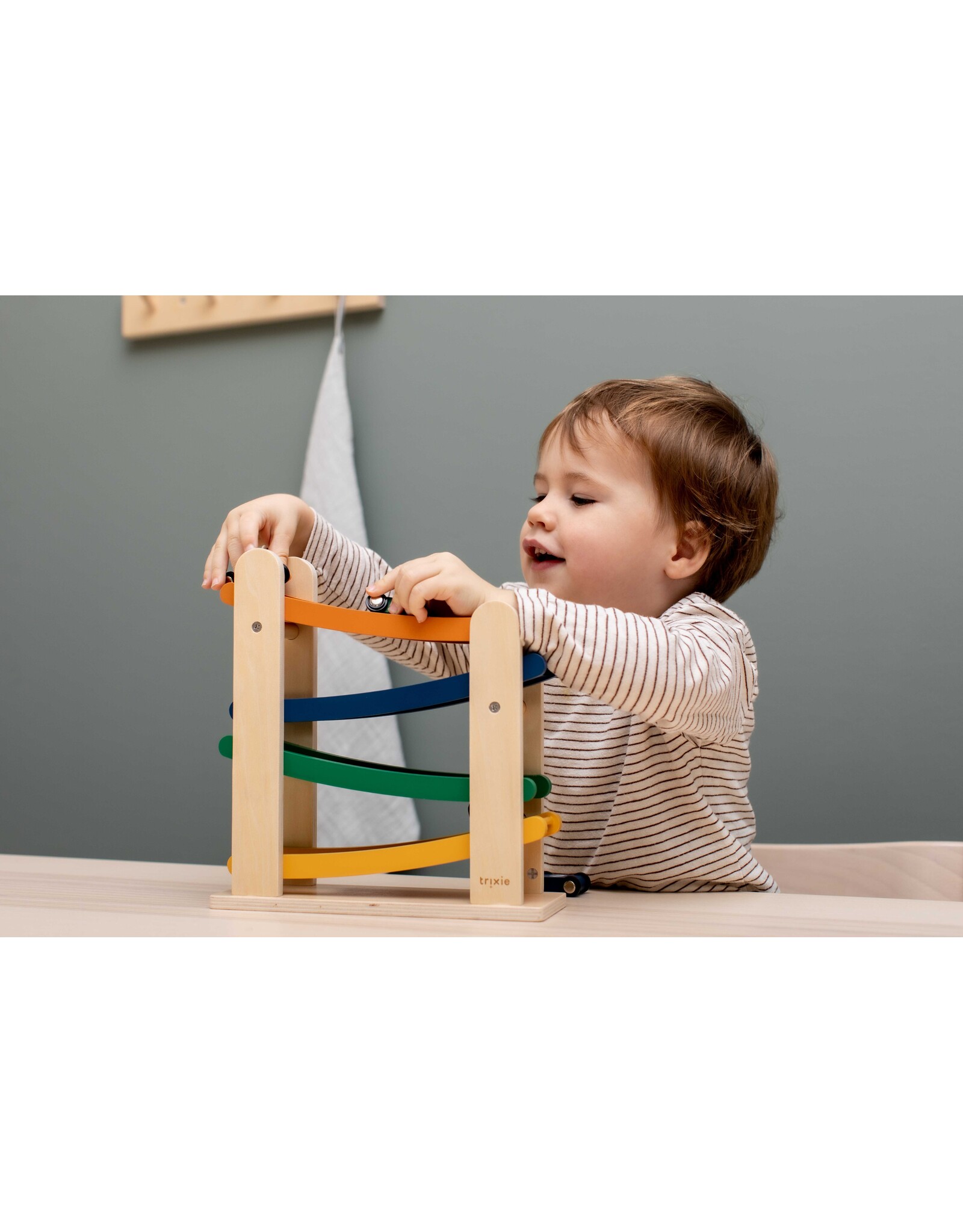 Trixie Rampe de course en bois avec 4 voitures