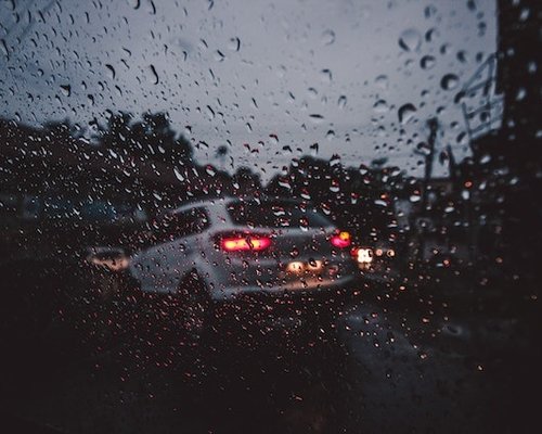 Hoeveel ruitensproeiervloeistof moet er in een auto?