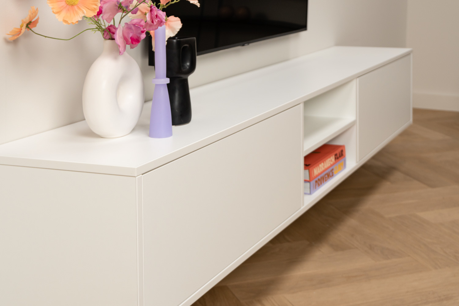 Zwevend Tv meubel in wit met open vak en 2 kleppen - Style serie - Grootste  collectie Tv meubels op maat | Tv-meubels.nl