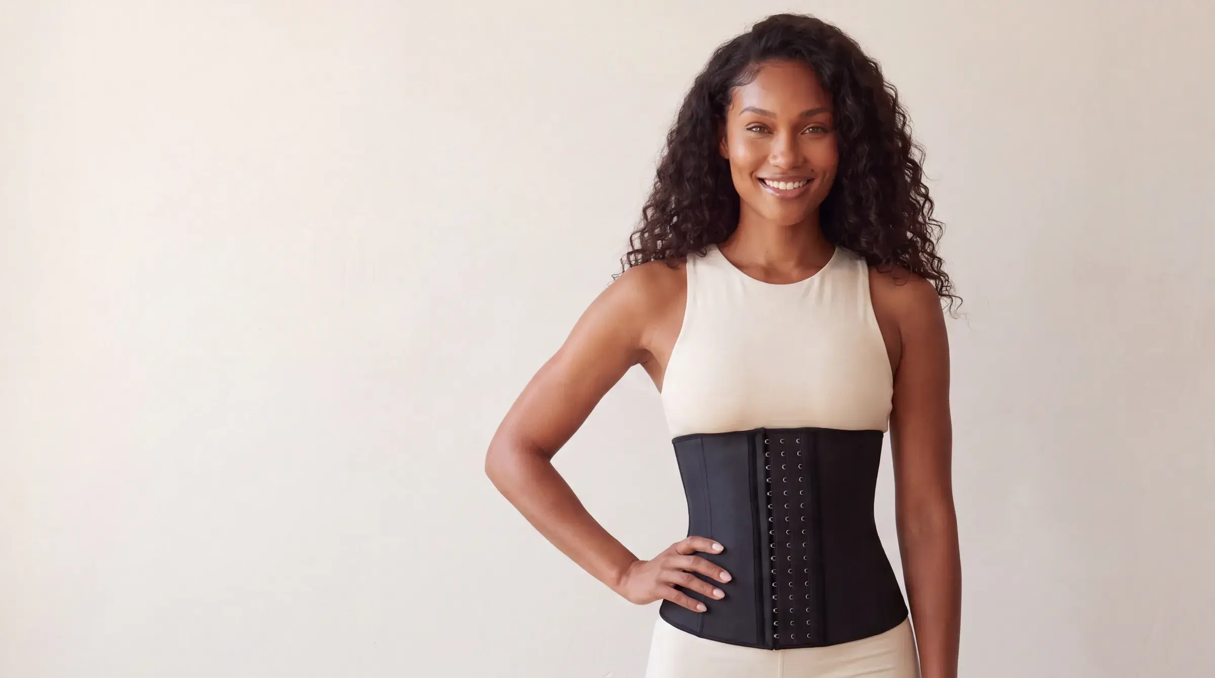 Lachende vrouw in The Classic Long, een zwarte waist trainer