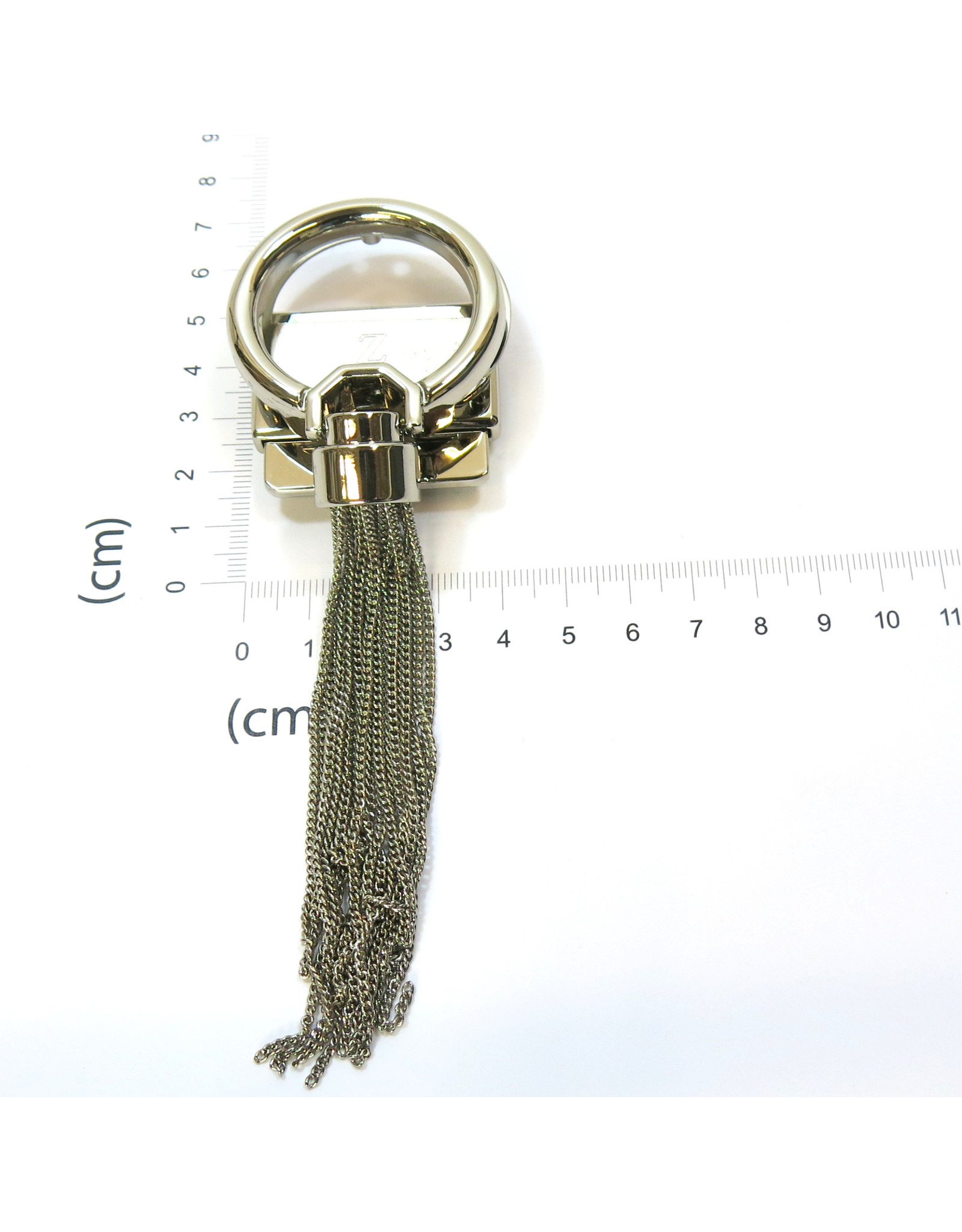 Purse/bag lock with metal tassel