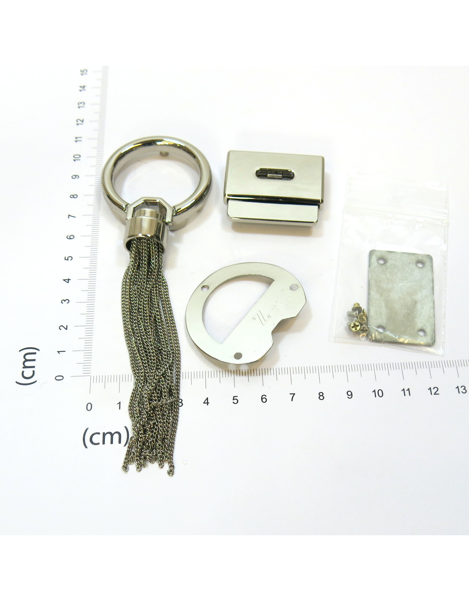 Purse/bag lock with metal tassel