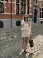 Beige linnen look short met krijtstrepen