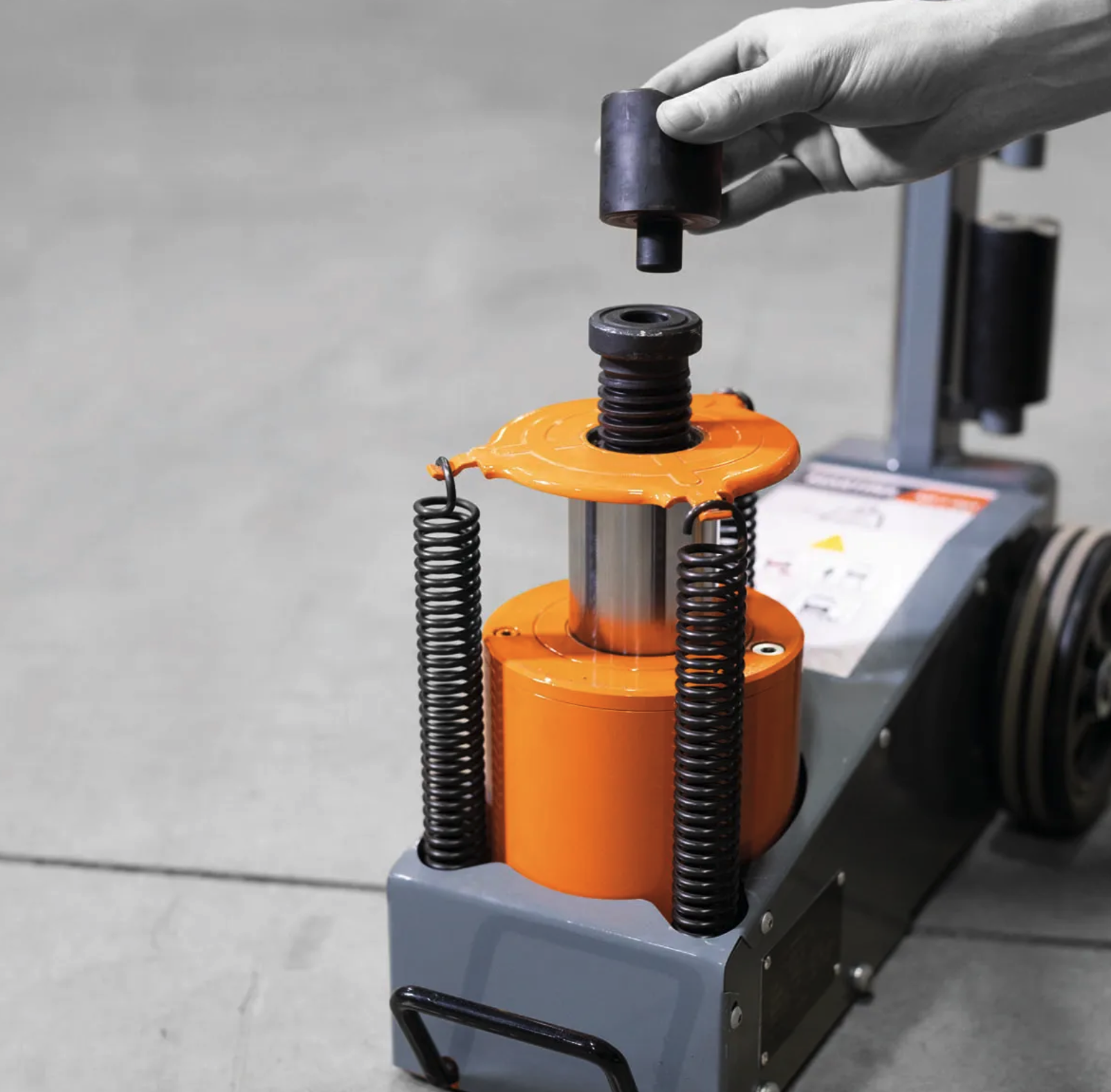 20 Ton Pneumatic Floor Jack (2 Boxes) NeroForce GmbH