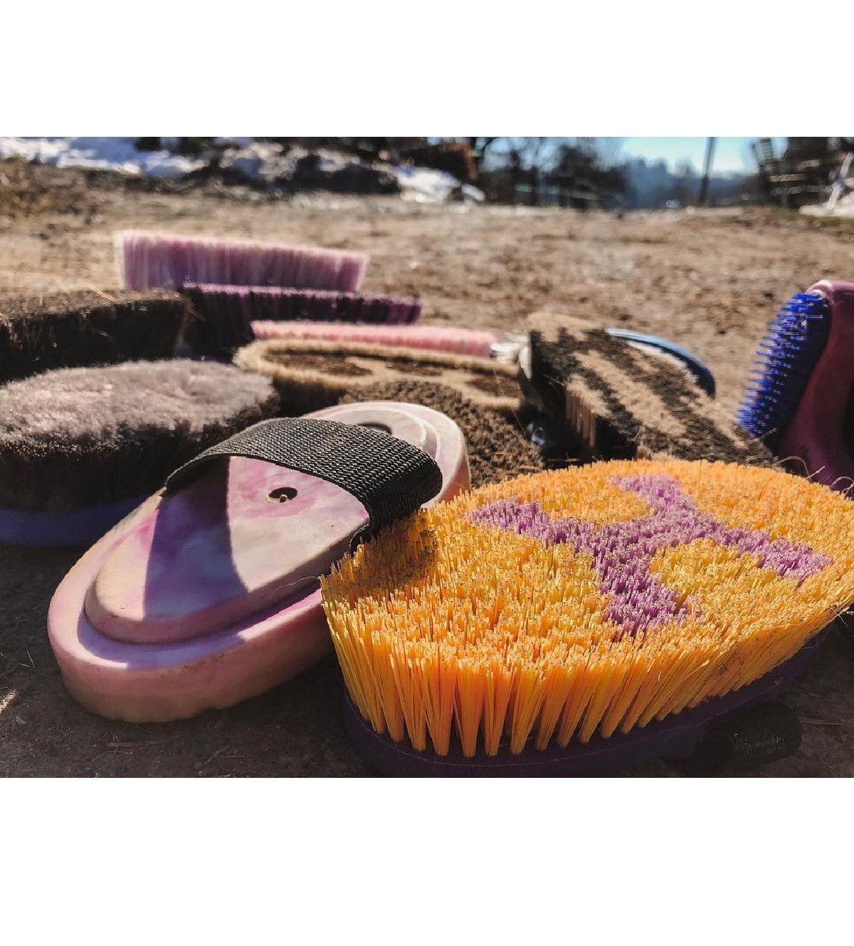 weiche Bürste Damiro aus Plastik hergestellt