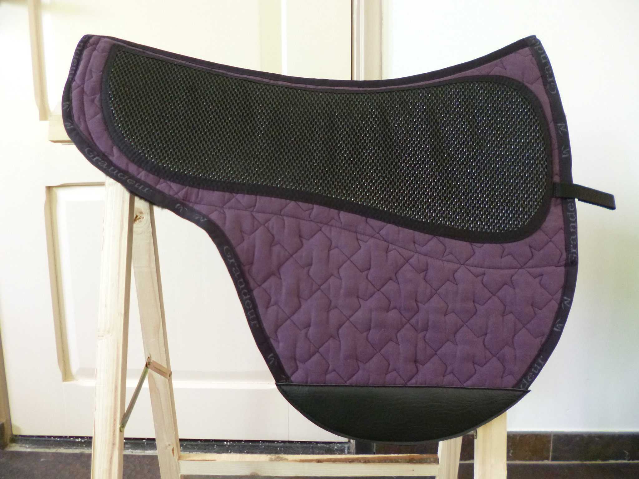 Saddle shape pad for inlays -  tailored