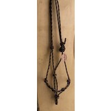 Rope halter with 4 knots on the nose