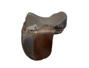 Dressage x jumping seat