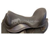 Trail seat with small saddle flaps without base