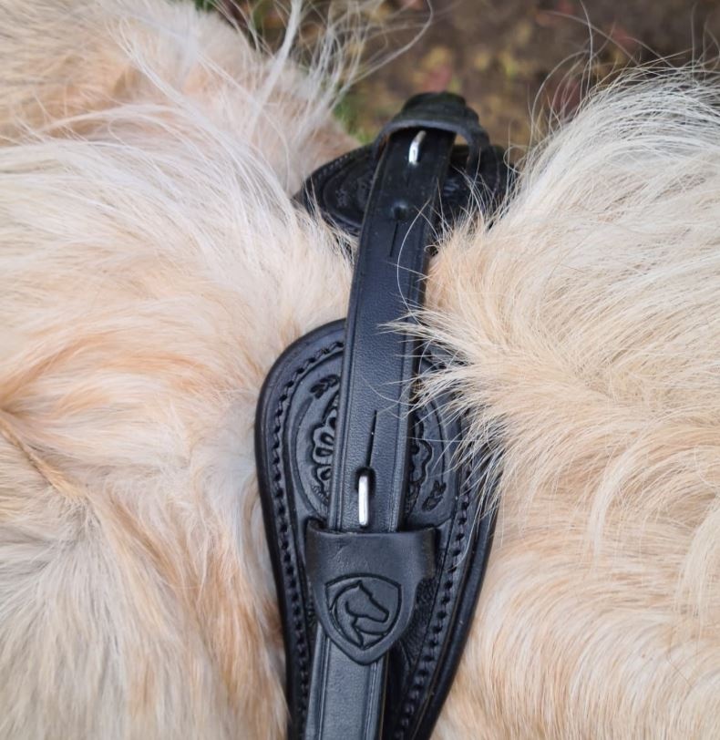 Connector crownstrap for crown piece