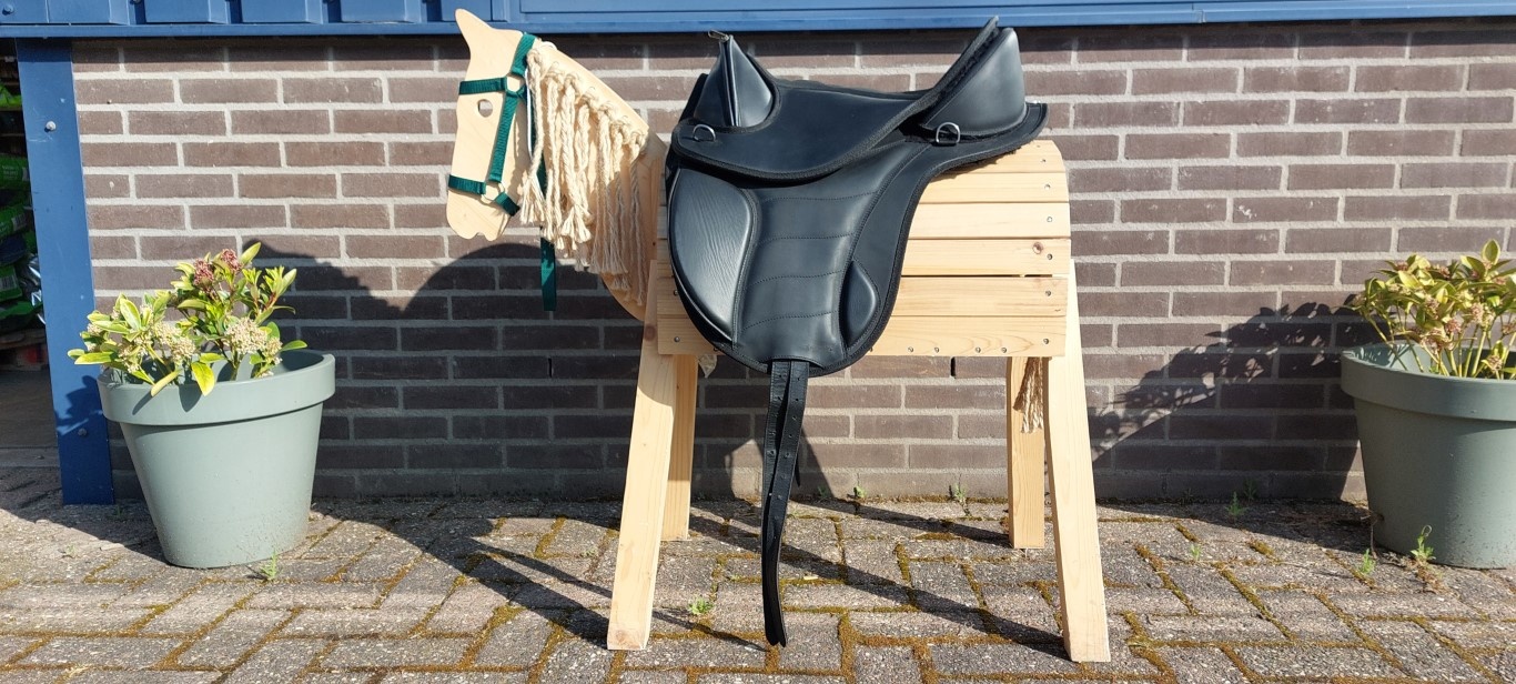 Second Chance Courville treeless saddle size S black