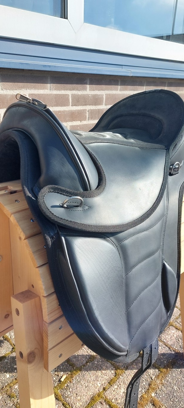 Second Chance Courville treeless saddle size S black
