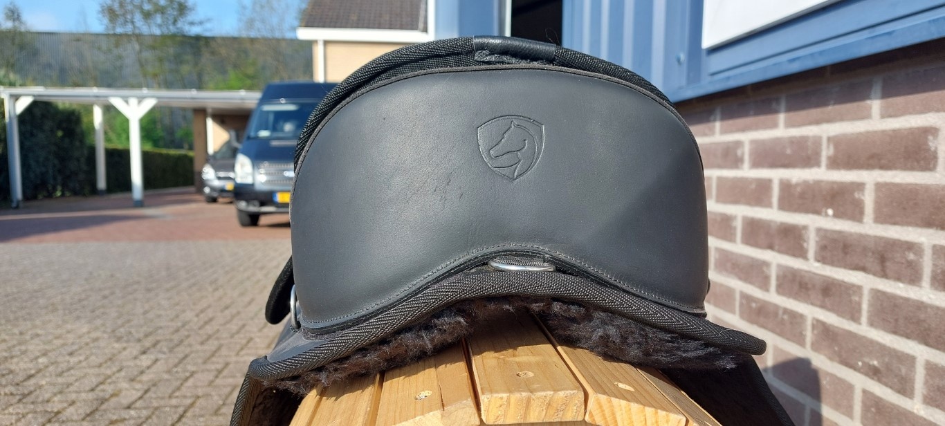 Second Chance Courville treeless saddle size S black
