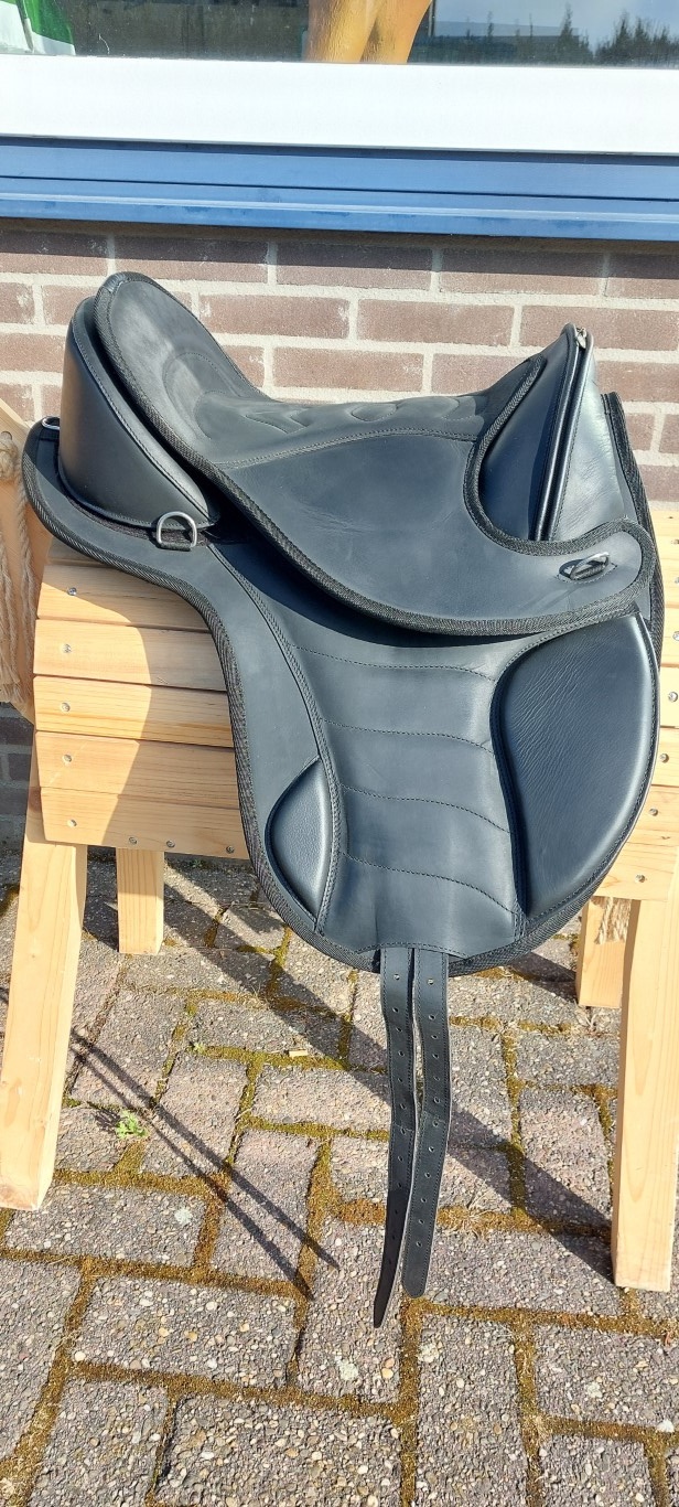 Second Chance Courville treeless saddle size S black