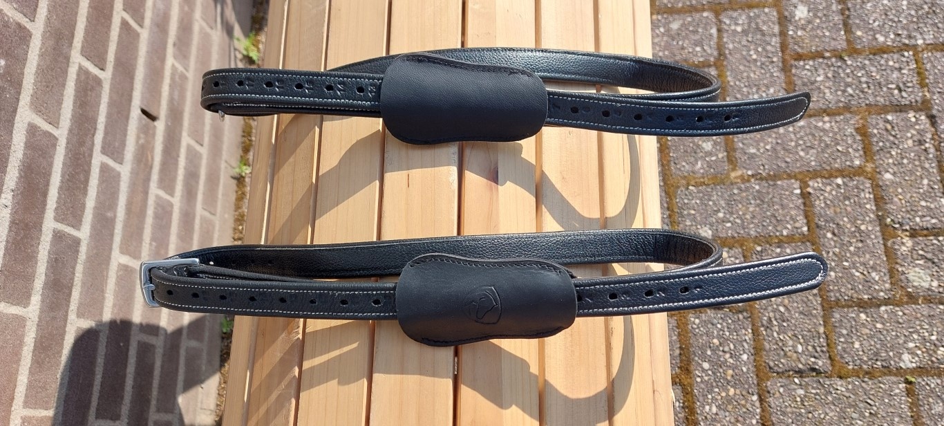 Second Chance Flexi stirrup leathers 125cm with stirrup leather covers black