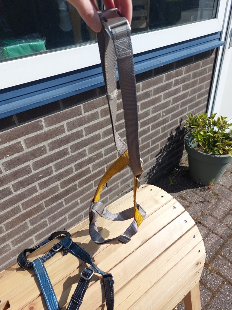 Tweedehands Anam Cara hondentuigje M taupe goudgeel