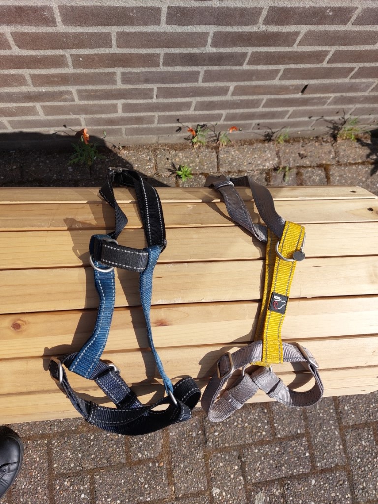 Tweedehands Anam Cara hondentuigje M donkerblauw zwartgrijs