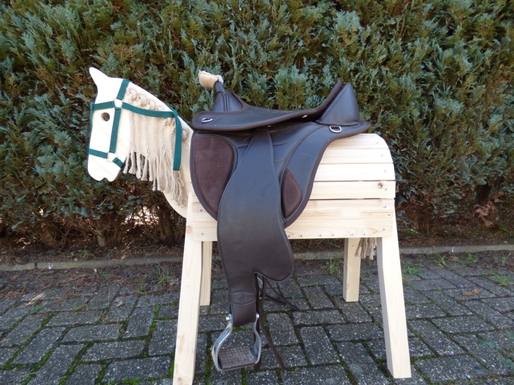 Vika treeless saddle vegan