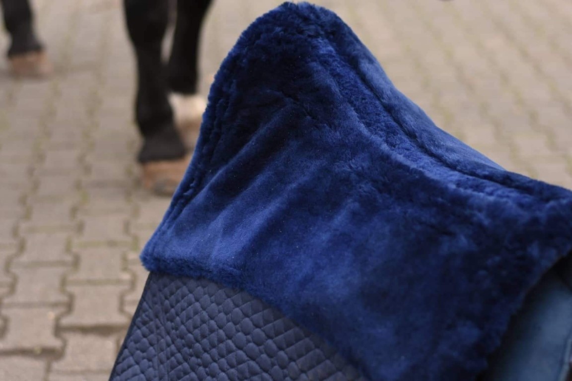Dressurkorrekturkissen mit Lammfelleinsätzen